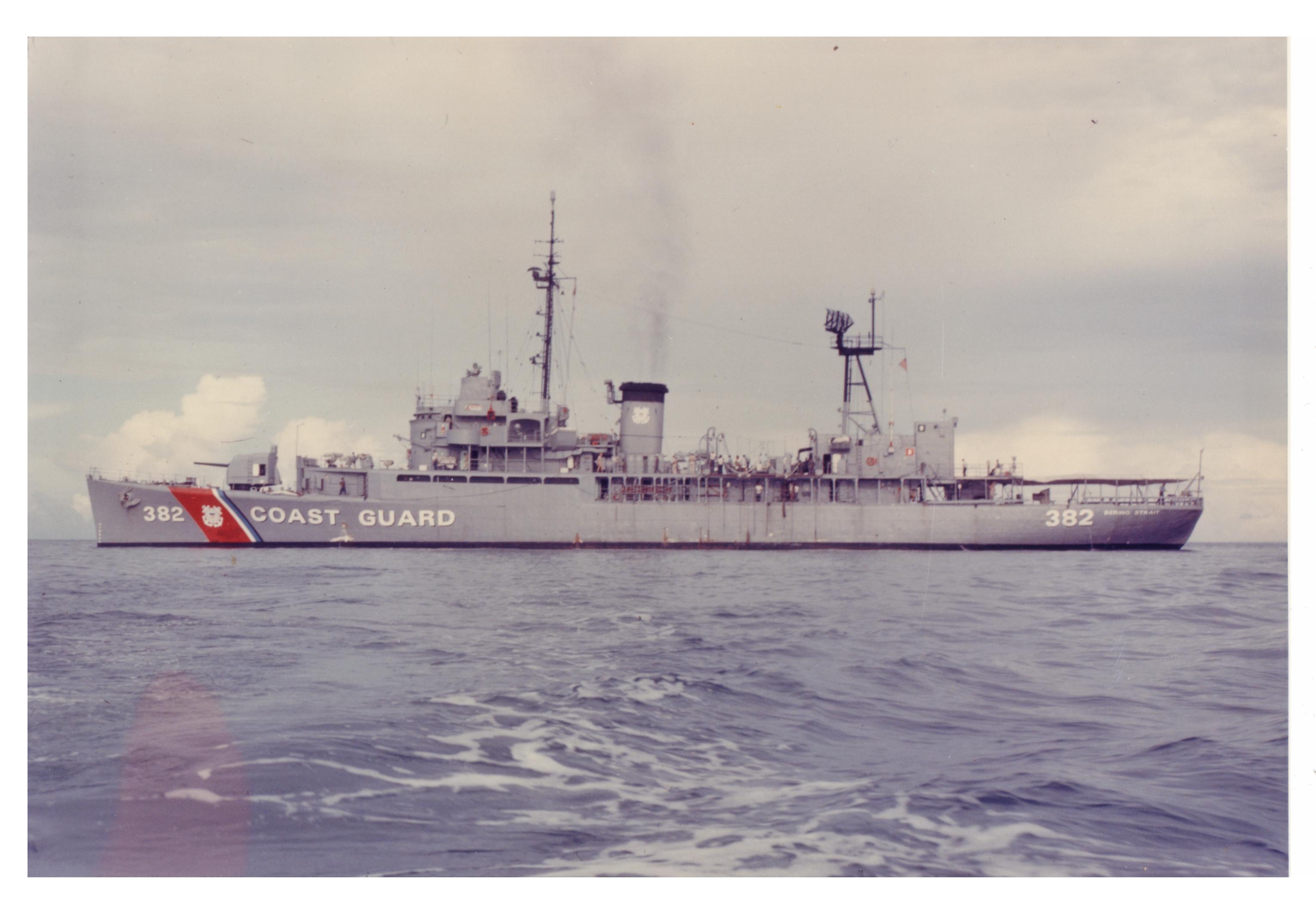 Profile photograph of High-Endurance Cutter Bering Strait in rare paint scheme of haze gray with Coast Guard “Racing Stripe.” Mackinaw. (Mrs. Misa White)