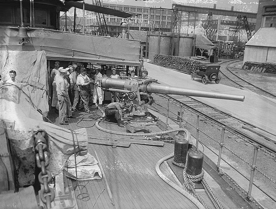 2.	New gun mounted on Seneca’s deck in the 1920s. (Coast Guard Collection)