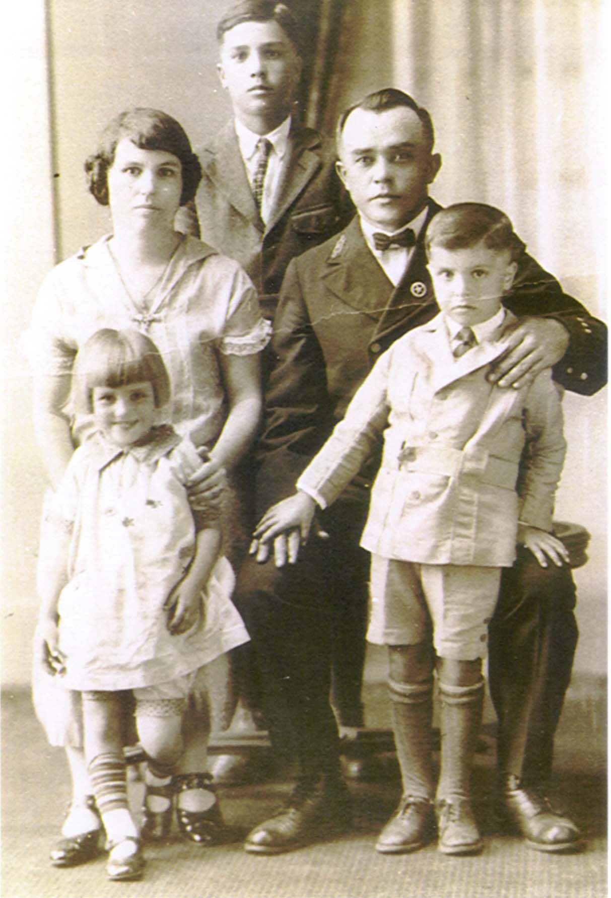 Photo of Hawaiian Manuel Ferreira in uniform posing with his family in 1926. (Lighthouse Digest Magazine)