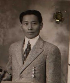 Posed photograph of Filipino Steward’s Mate 1st Class Modesto Magbanoa, who served in both world wars. (Ancestry.com)