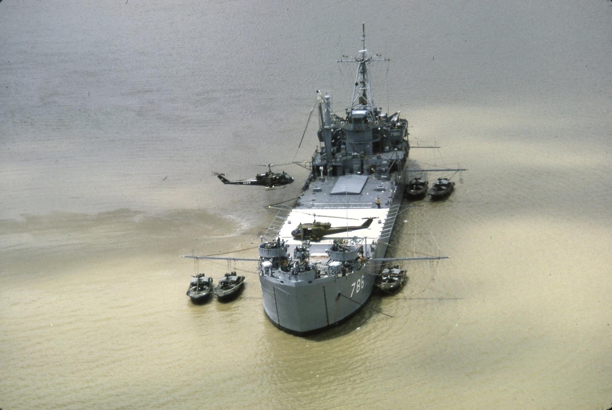 Aerial photograph showing helicopter gunships landing on board the Garrett County. (navsource.org)