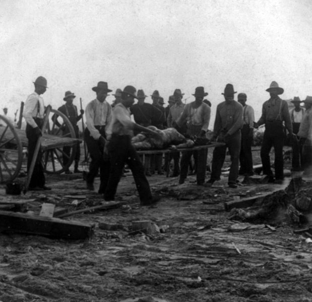 Immediately after the storm, citizens of Galveston gather to bury the dead before the bodies decompose. (Library of Congress)