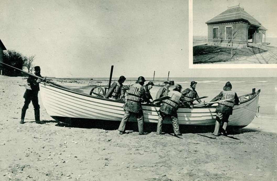 Keeper Lawson, at far left, and student surfmen with their Beebe type pulling surfboat No. 783. (Courtesy of NWU Deering Library)