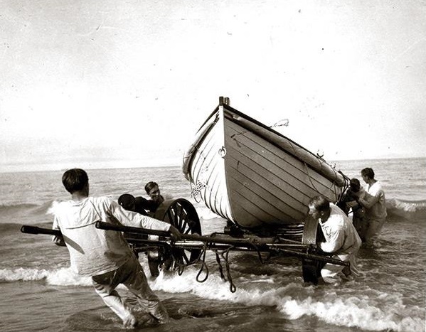 1909 photograph of Station Evanston student crew recovering a surfboat on its wagon following their surfboat drill. (Courtesy of NWU Deering Library)